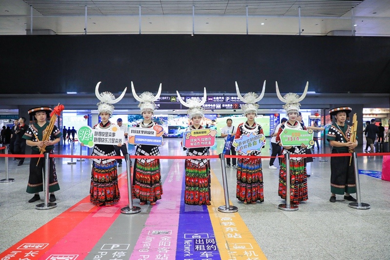 员纷纷举起 员纷纷举起