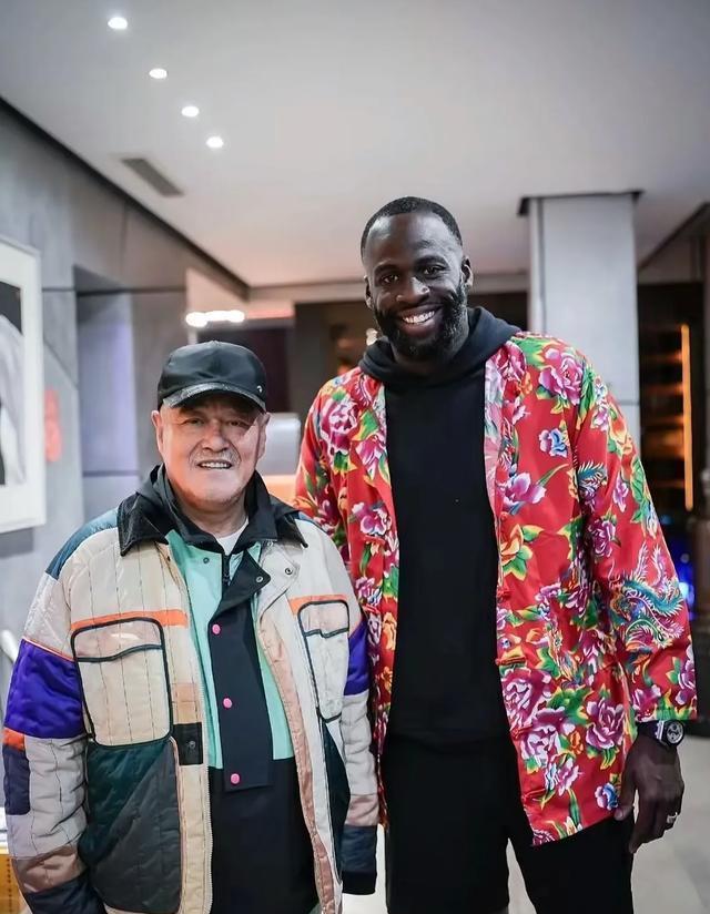 地融合在一, Efp, 几人坐于场 地融合在一, Efp, 几人坐于场